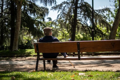 Un hombre sentado solo en un banco del parque Caramuel, en el barrio de Puerta del Ángel, Madrid.
