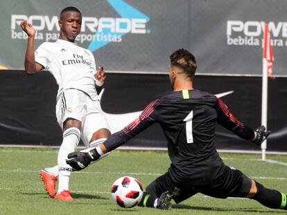 Vinicius dispara en su primer gol ante el Atlético. 