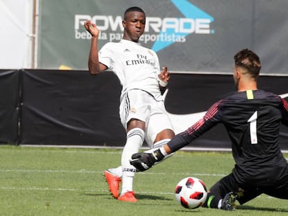 Vinicius dispara en su primer gol ante el Atlético. 