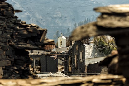 Imagen de la iglesia de San Vicente de Leira, entre las viviendas destrozadas.
