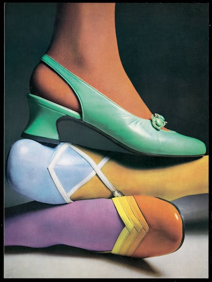 Una foto de la edición británica de 'Glamour' en 1968 con diseños de la casa.