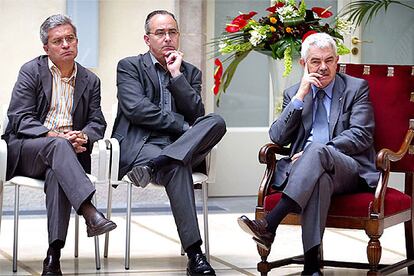 De izquierda a derecha, Joan Saura (ICV), Josep Bargalló (ERC) y Pasqual Maragall (PSC), en julio de 2004.