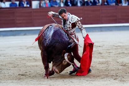 El diestro Ginés Marín ante su primer astado en Las Ventas.