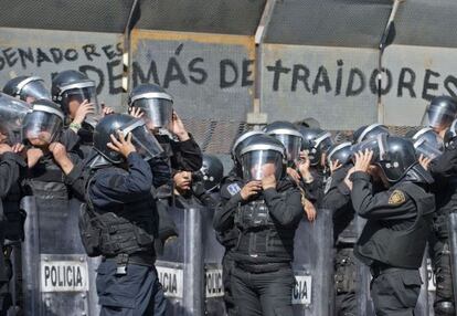 Polic&iacute;as mexicanos custodian el Senado.
