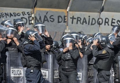 Policías mexicanos custodian el Senado.
