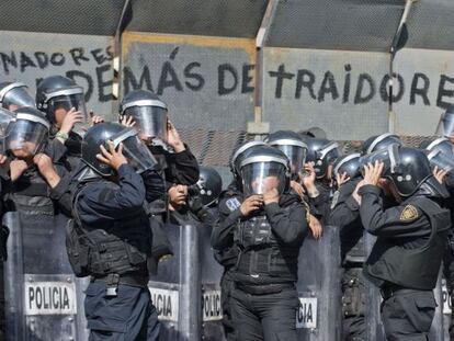 Polic&iacute;as mexicanos custodian el Senado.