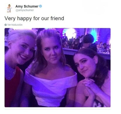 Amy Schumer estaba nominada a Mejor Actriz Protagonista de comedia junto a su amiga Jennifer Lawrence (a la izquierda de la foto). Y aunque fue finalmente esta última quien se alzó con el galardón, la protagonista de 'Y de repente, tú' compartió esta imagen en la que demostraba su admiración por Lawrence.