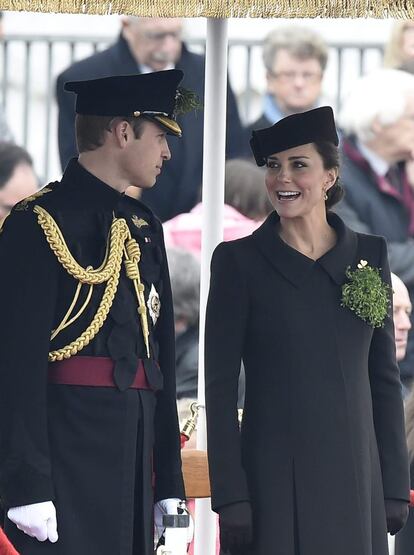 La duquesa pasó revista a las tropas junto al príncipe Guillermo. No es la primera vez que Kate asiste al tradicional acto. En las dos ocasiones anteriores, Middleton había elegido en sus prendas el color verde que es característico de esta festividad. Hoy se ha decantado por un abrigo-capa de color marrón.