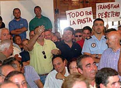 Los vecinos protestan en el pleno de Sevilla la Nueva.