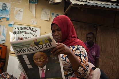 Una mujer lee un periódico en cuya portada se informa de la muerte del presidente del Gobierno tanzano, John Magufuli, en Dar es Salam, Tanzania, este jueves.