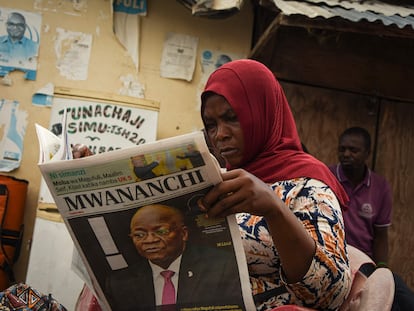 Una mujer lee un periódico en cuya portada se informa de la muerte del presidente del Gobierno tanzano, John Magufuli, en Dar es Salam, Tanzania, este jueves.