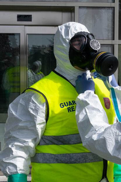 En la foto, un miembro de la Guardia Real preparándose con los epis antes de entrar a desinfectar la residencia Nuestra Señora de los Ángeles. Madrid, 2020.