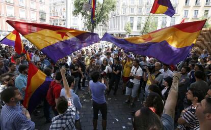 Banderas republicanas durante un acto en Madrid en el día de la proclamación de Felipe VI como Rey