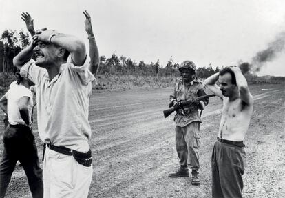 Rendição de integrantes da Aeronáutica que sequestraram aviões para depor o presidente Juscelino Kubitschek (Aragarças, 1959)
