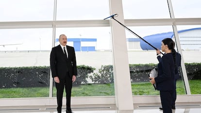 El presidente azerí, Ilham Alíyev, es entrevistado este domingo por la televisión estatal en Bakú.