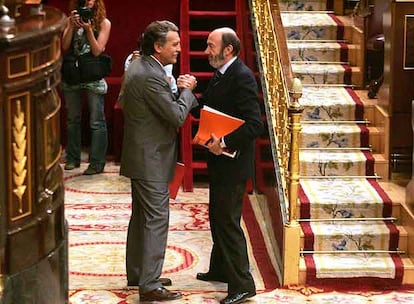 Alfredo Pérez Rubalcaba saluda a Diego López Garrido, portavoz socialista, durante el debate.