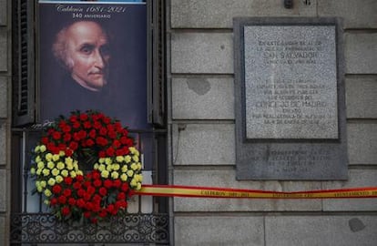 Ramo de flores colocado en el Ayuntamiento de Madrid el 25 de mayo de 2021 con motivo del 340º aniversario del fallecimiento de Calderón de la Barca.