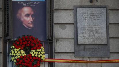 Ramo de flores colocado en el Ayuntamiento de Madrid el 25 de mayo de 2021 con motivo del 340º aniversario del fallecimiento de Calderón de la Barca.