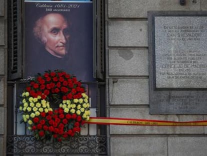 Ramo de flores colocado en el Ayuntamiento de Madrid el 25 de mayo de 2021 con motivo del 340º aniversario del fallecimiento de Calderón de la Barca.