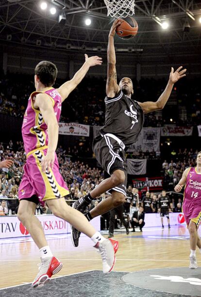 Aaron Jackson entra a canasta ante la defensa de base checo Tomas Satoransky.