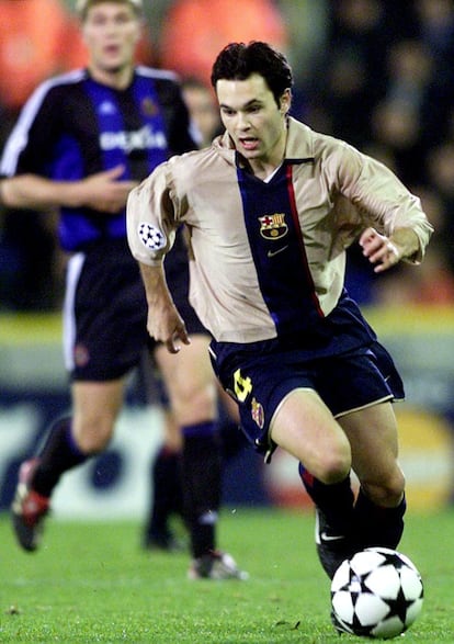 Iniesta conduce la pelota en su debut oficial con el primer equipo del Barça. Fue el 29 de octubre de 2002, en un duelo de la 'Champions ante ante el Brujas.