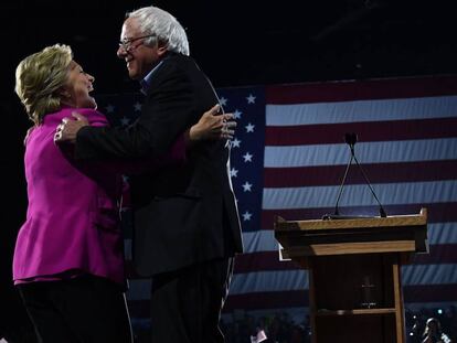 Hillary Clinton y Bernie Sanders, en un reciente acto de campa&ntilde;a en Carolina del Norte.