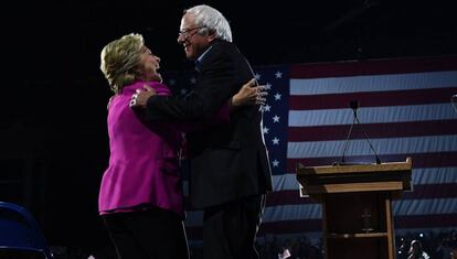 Hillary Clinton y Bernie Sanders, en un reciente acto de campa&ntilde;a en Carolina del Norte.