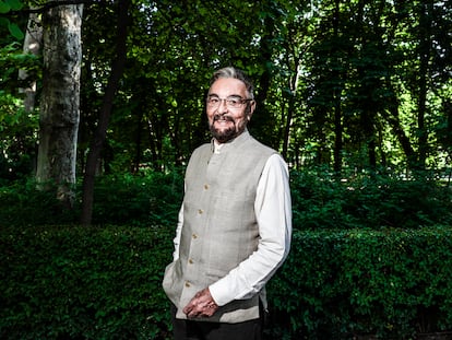 Kabir Bedi, el actor indio que interpretaba a Sandokán, posa en los alrededores de la Feria del Libro de Madrid, en el parque del Retiro, el 6 de junio de 2023, antes de la firma de su libro autobiográfico 'Historias que debo contar' (Amok).