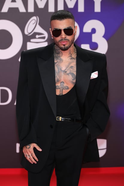 El cantante y expareja de Rosala Rauw Alejandro, con traje negro de Saint Laurent y gafas de sol, a su llegada a la alfombra roja. El puertorrique?o acudi a la gala acompa?ado de su madre. 