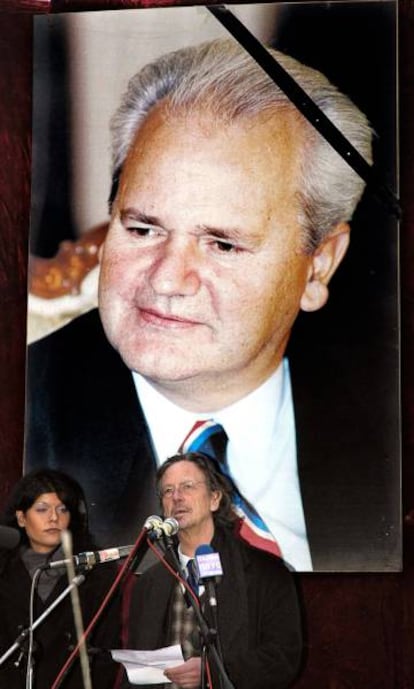 Peter Handke, durante el funeral de Slobodan Milosevic en 2006.