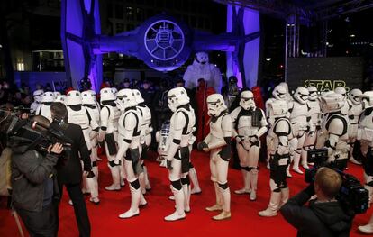 Personajes de Star Wars posan delante del cine Zoo Palast antes del estreno en Alemania. Berlín.