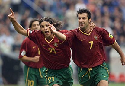 Figo celebra un gol con Portugal junto a Nuno Gomes.