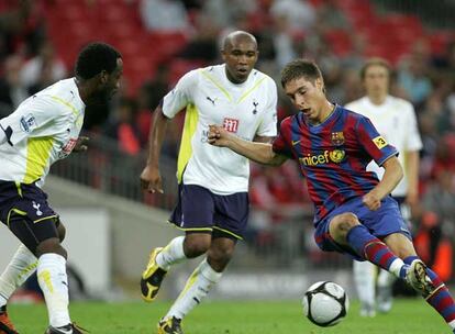 Rubén Rochina, ante dos jugadores del Tottenham.