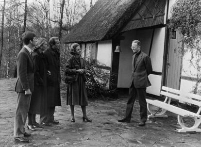 11 de diciembre de 1985, en Opgrimbie,cerca de la frontera holandesa, el príncipe Felipe, la princesa Paola junto a su esposo el príncipe Alberto la reina Fabiola de Bélgica junto al rey Balduino, reunión con motivo de las bodas de plata de los reyes.