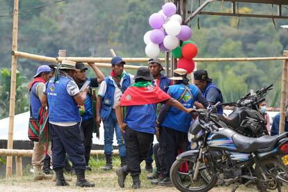 Integrantes de la Guardia Indígena reunidos durante el funeral de Carmelina Yule, el 19 de marzo en Toribio.