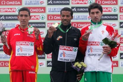 El pódium del europeo de cross con el español Ayad Lamdassem (2º), el belga Atelaw Bekele (1º) y el portugués José Rocha (3º).