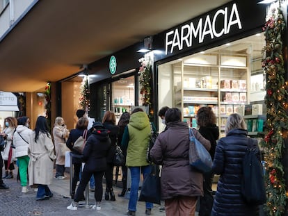 Cola a las puertas de una farmacia en Nápoles, en diciembre de 2021.