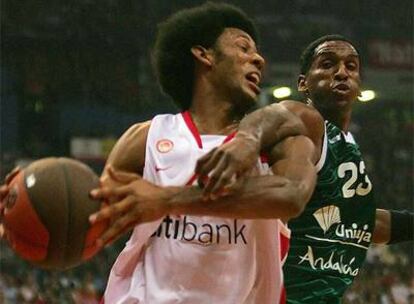 Thomas Kelati, del Unicaja, intenta robar el balón a Josh Childress, del Olympiacos