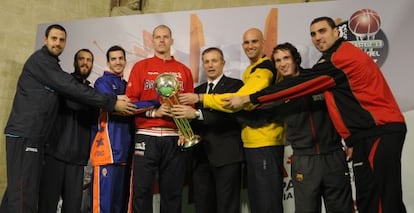 Los jugadores, tras el sorteo, posan con la copa.