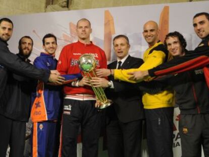 Los jugadores, tras el sorteo, posan con la copa.