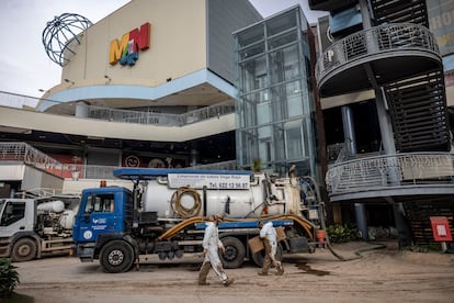 Unos trabajadores limpian el centro comercial MN4 de Alfafar, el miércoles.