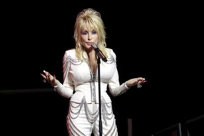 Dolly Parton. Cerca de 60 años de relación suman ya la mítica estrella del country y su discretísimo marido, Carl Thomas Dean, con quien se casó en 1966. Parton conoció al que sería su esposo, que trabajaba como abogado, en una lavandería de Nashville cuando ella solo tenía 18 años y acababa de llegar a la ciudad anhelando una carrera en la música. “Mi primer pensamiento cuando la vi fue, ‘Voy a casarme con esa chica’. El segundo fue, ‘Dios mío, es preciosa’. Y ese fue el día en que mi vida comenzó”, declaró Dean. Su mayor éxito, la inolvidable 'Jolene', está basada en un flirteo entre su marido y una empleada de banca: “Escribí la canción porque pensé que Carl pasaba más tiempo del que debía en el banco”.