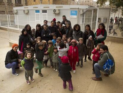 Algunas de las familias de la escuela L&rsquo;Univers, al lado de los barracones.