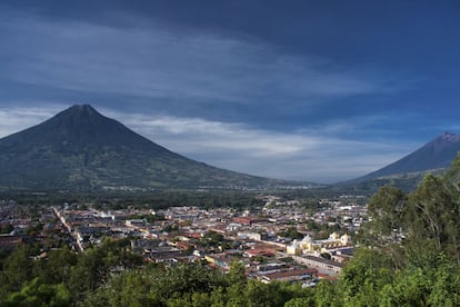 El casco histórico de Antigua (Guatemala) muestra preciosas calles empedradas y edificios coloniales mezclados con otros edificios derruidos por los fuertes terremotos. El entorno en que se encuadra la ciudad es otro de sus atractivos: laderas cubiertas de cafetales y gigantescas cumbres volcánicas, que se ven al fondo en la imagen.