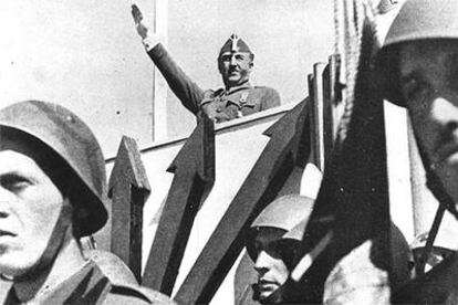 Franco preside un desfile militar en los años cuarenta.