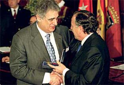 El tenor Plácido Domingo recibía ayer de manos del alcalde la Medalla de oro de la Villa de Madrid.