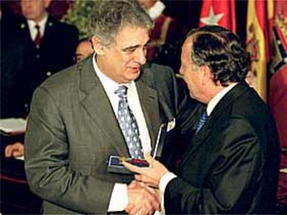 El tenor Plácido Domingo recibía ayer de manos del alcalde la Medalla de oro de la Villa de Madrid.