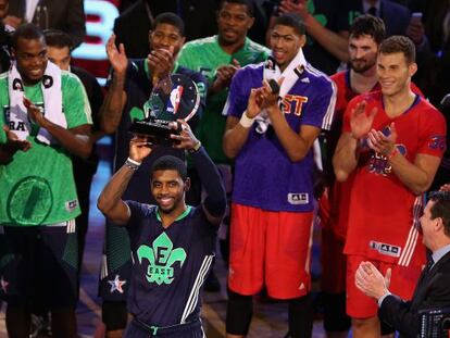 Kyrie Irving recoge al premio al mejor jugador. 