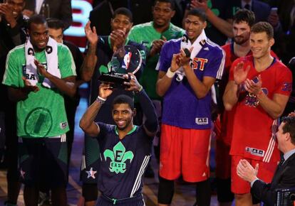 Kyrie Irving recoge al premio al mejor jugador. 