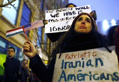 Becky Perlman, una inmigrante iran&iacute; durante una protesta contra el veto migratorio de Trump el 26 de enero. 